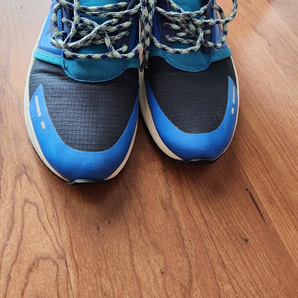 Converse tennis shoes